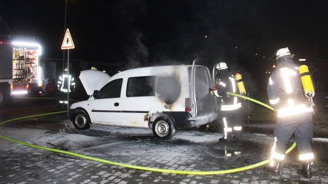 Kastenwagen in Flammen