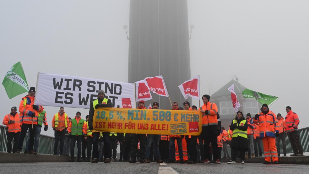 Warnstreik im Nebel: Rund 150 Beschäftigte der Straßenbauverwaltung folgten dem Aufruf der Vereinten Dienstleistungsgewerkschaft (verdi) und versammelten sich auf der Jann-Berghaus-Brücke. © Penning (dpa)