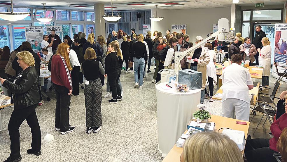 Viele Interessierte suchten die Ausbildungsbörse im Marien Hospital auf.  © Foto: Marien Hospital