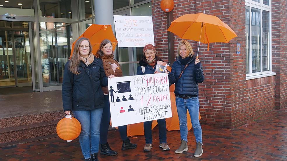 Unter anderem mit Plakaten wurde in Leer ein Zeichen gegen Gewalt an Frauen gesetzt.  © Foto: Kellner