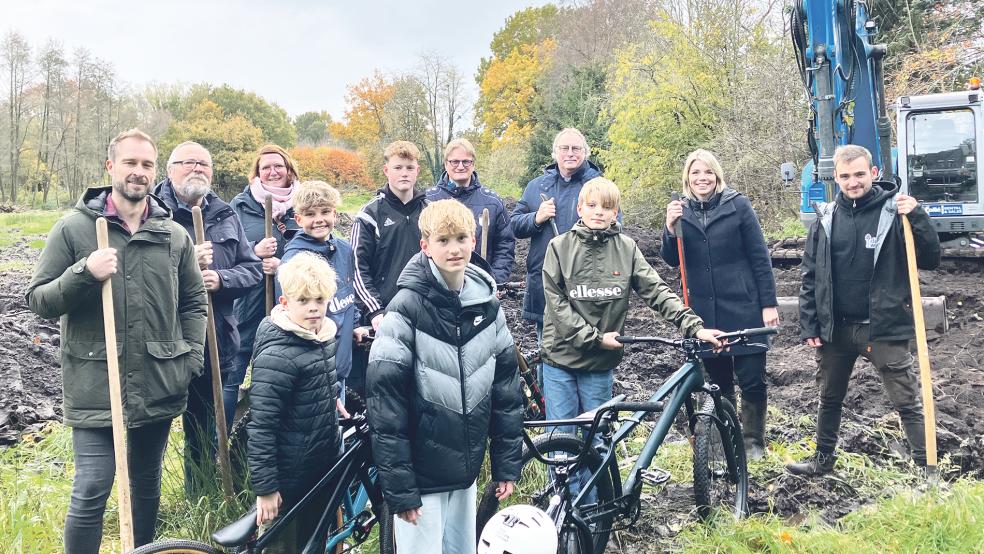 Der Spatenstich für den Bike-Park in Papenburg läutet die Arbeiten ein.  © Foto: Stadt Papenburg