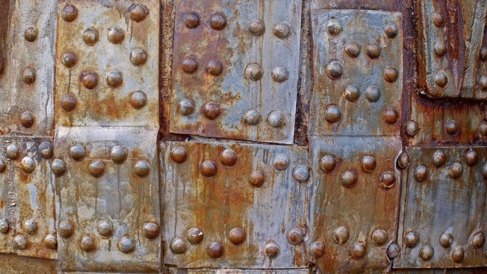 Große Metallplatten, hier ein Symbolfoto, haben unbekannte Täter in Moormerland gestohlen. Sie waren vorher als mobile Baustraße verwendet worden. © Pixabay