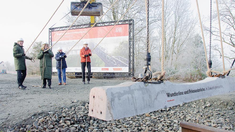 Beim symbolischen Baustart zogen sie an unterschiedlichen Strängen, bei der Verwirklichung des Wunderline-Projektes hingegen an einem: (von links) Frank Doods (Staatssekretär Land Niedersachsen, Ute Plambeck (Konzernbevollmächtigte Deutsche Bahn AG), Hans Schrikkema (Generalsekretär Provinz Groningen) und Jan Oostenbrink (Team Wunderline).  © Foto: Hanken