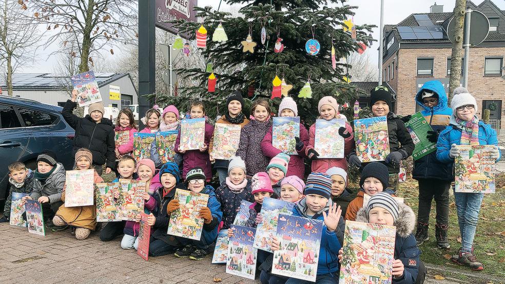 Stolz präsentieren die Grundschüler die Adventskalender, die sie zur Belohnung für ihren Einsatz bekamen.  © Foto: Busemann