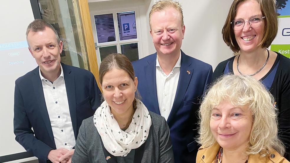 Bei der Unterzeichnung (von links): Emsland-Kreisrat Michael Steffens, Ministerin Wiebke Osigus, René Duvinage (Agentur für Arbeit Nordhorn), Cora-Yfke Sikkema (Bürgermeisterin Oldambt) und Karin Eden (GIP EDR, vorne).  © Foto: Landkreis Emsland