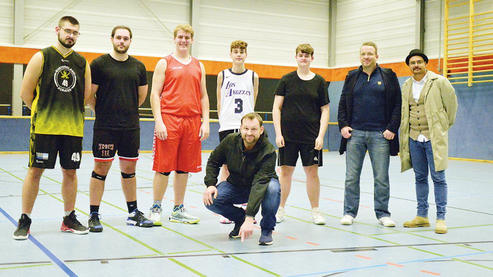 David Wagner (hockend) zeigt es an: Die Basketballer dürfen wegen alter Linien in der Bunder Mölenlandhalle keine Punktspiele austragen.  © Foto: Born