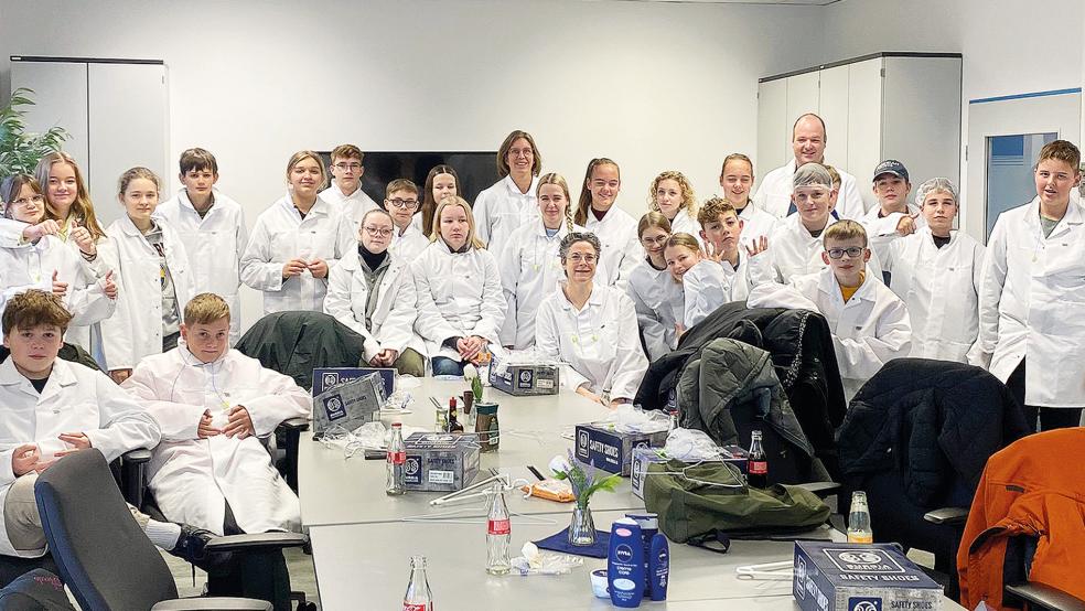 Bei dem Besuch der niederländischen Schüler stand unter anderem ein Besuch bei Weener Plastik auf dem Programm.  © Foto: privat