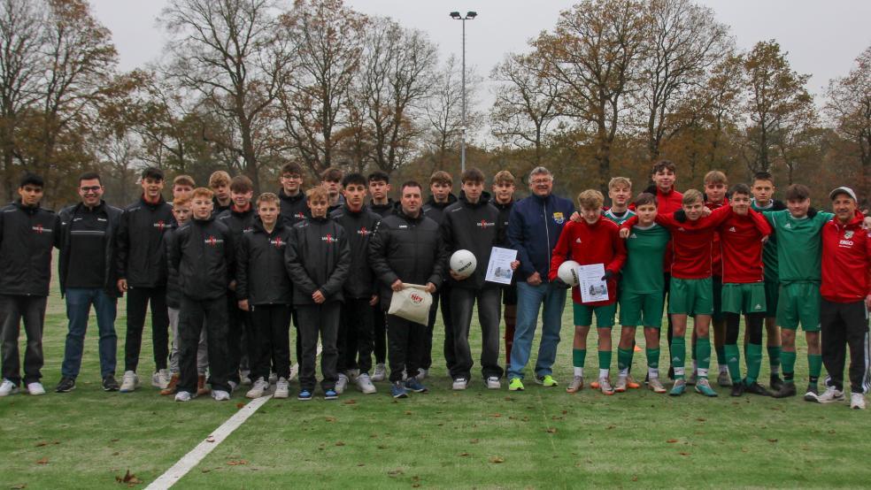 Die C-Jugend-Mannschaften des vergangenen Jahres des FTC Hollen (schwarze Kleidung) und des JFV Harlingerland wurden vom NFV-Kreis-Vorsitzenden Winfried Neumann (dunkelblaue Jacke) für ihre Fair-Play-Geste geehrt. © NFV-Kreis Ostfriesland