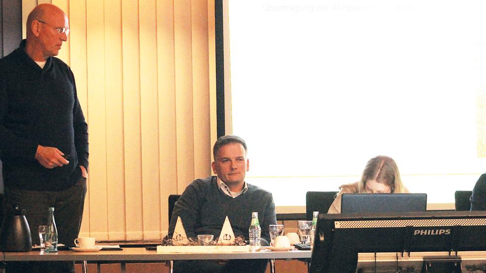 Michael Gertenbach von der Landwirtschaftskammer hielt in Bunde einen Vortrag über die aktuelle Situation zum Thema Wolf.  © Foto: Berents