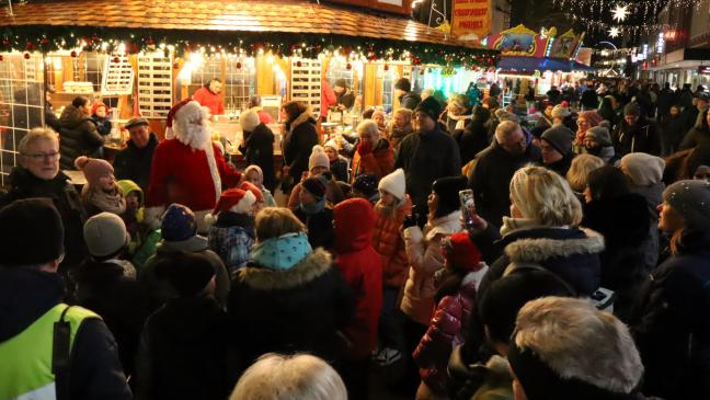 Weihnachtsmann gibt Kindern in Leer eine Runde Riesenrad aus