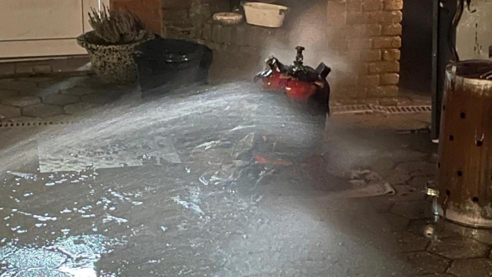 Die brennende Gasflasche wird von der Feuerwehr gekühlt. © Feuerwehr
