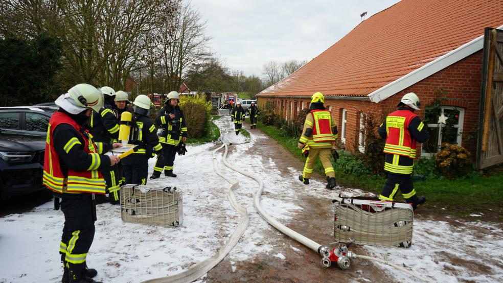 Die Feuerwehr Krummhörn war am heute Nachmittag in Pilsum wegen eines Feuers in einem Gulfhof im Einsatz © Feuerwehr