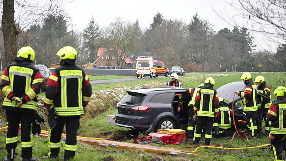 Die Feuerwehr musste die verletzte Beifahrerin aus dem stark beschädigten Auto befreien. © Wolters