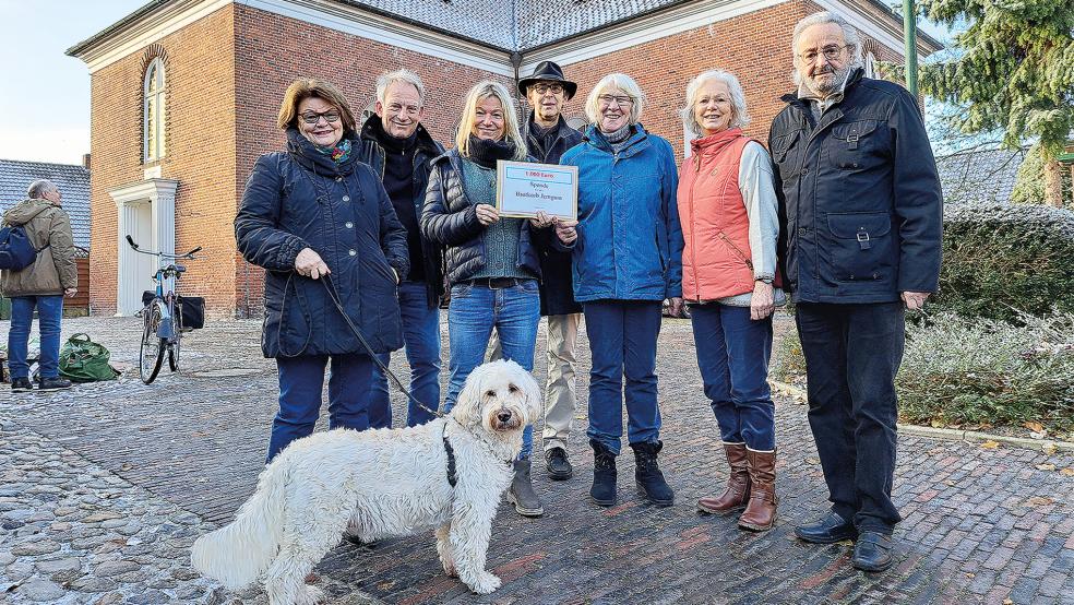 Spendenübergabe (von links): Galeristin Iris Gess, Moderator Wolfgang Kellner, Autorin Mechthild Tammena und Autor Berend Wilbers überreichten eine Zuwendung von 1000 Euro an Hildegard Hartmann, Carola Welsch und Volker Kraft vom »Brotkorb Rheiderland«.  © Foto: Szyska