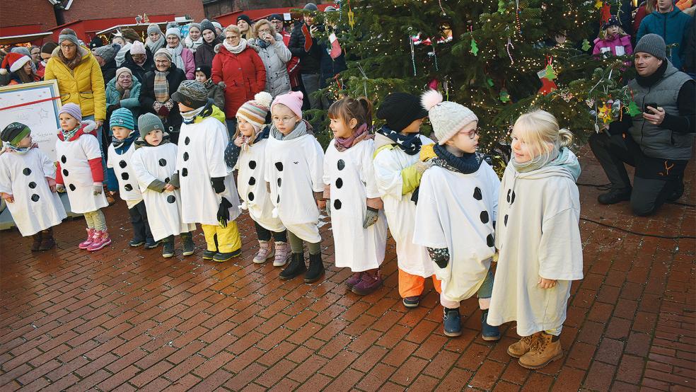 Die »Tanzmäuse« als jüngste Abteilung des Sportvereins SV »Ems« Jemgum traten mit insgesamt drei Gruppen auf der »Bühne« vor dem Weihnachtsbaum auf. Sie bekamen viel Beifall von den Zuschauern.  © Kuper