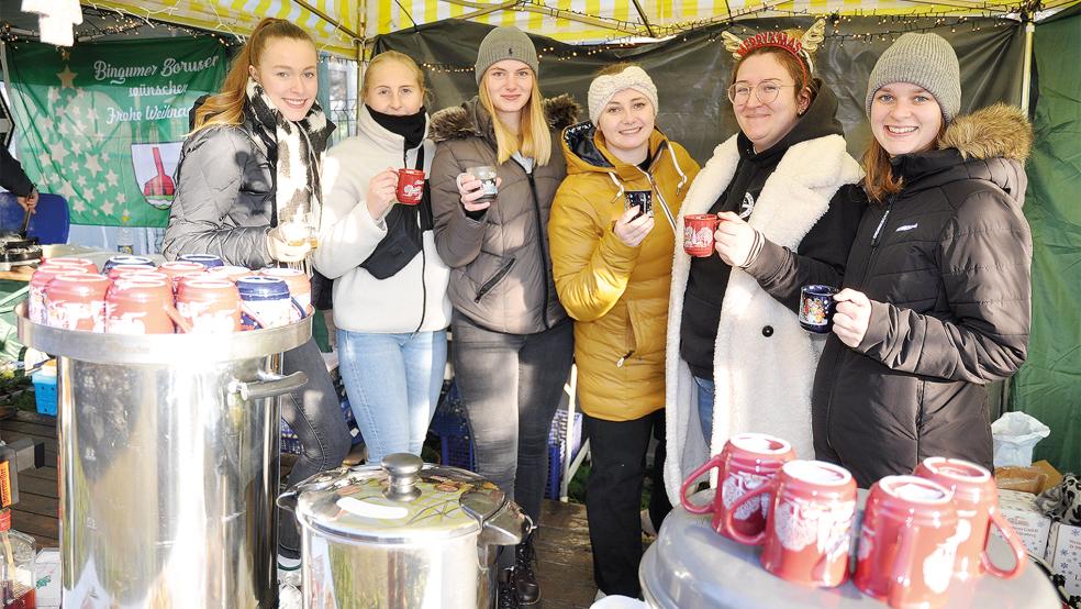 Das passte zum Wetter:: Diese jungen Besucherinnen stießen mit Glühwein auf einen schönen ersten Adventssonntag an.  © Wolters