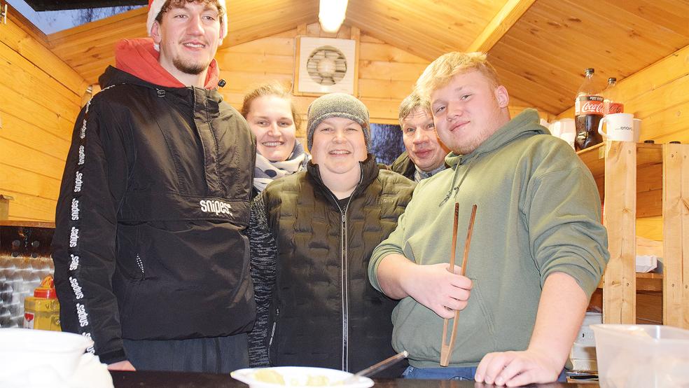 Auf nach Kroatien - das Betreuerteam hat mit Currywurst und Pommes schon mal für die nächste Jugendfreizeit vorgesorgt.  © Himstedt