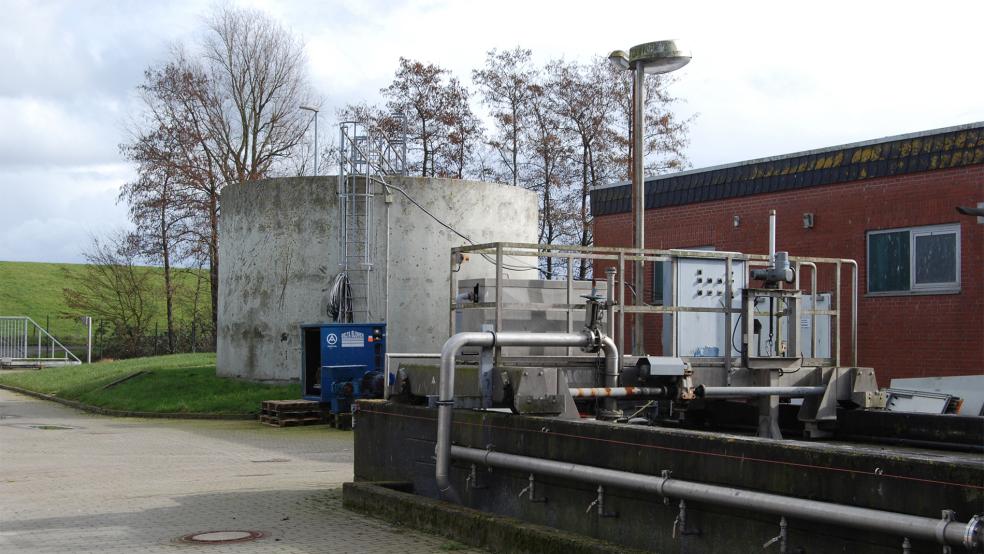Die Betriebskosten der Kläranlage in Weener werden 2024 nach Berechnung der Stadtverwaltung steigen. Trotzdem sieht die Stadt Spielraum für eine Senkung der Kanalgebühren.<br />  © Foto: Hoegen