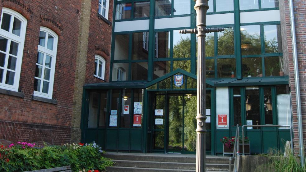 Im Rathaus in Weener laufen derzeit die Fäden für die Wahl des ersten Jugendrates der Stadt zusammen.  © Foto: Hoegen