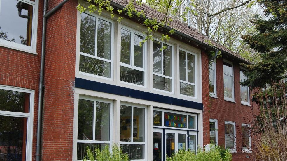 Das Dach der Grundschule Möhlenwarf soll so bald wie möglich repariert werden.  © Foto: Hoegen