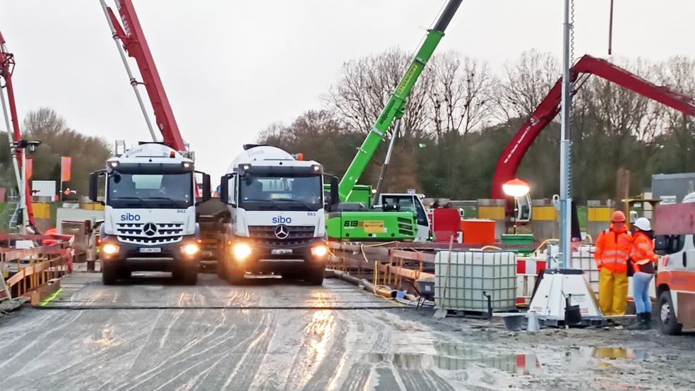 Ohne Pause fuhren Betonmischer 14 Stunden lang, um den Baustoff für die Unterwasserbetonsohle zu liefern. © Deutsche Bahn