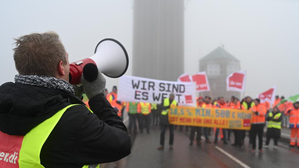 Auch an diesem Mittwoch hat ver.di zu einem Warnstreik aufgerufen. Dabei wird erneut die Jann-Berghaus-Brücke gesperrt sein. © dpa