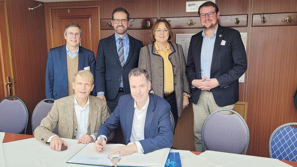 An Bord der MS »Atlantis«: Dr. Bernhard Brons (IHK) und Christian Dürr (FDP, vorne von links) mit (hinten von links) Reinhard Hegewald (Emder Hafenförderungsgesellschaft), Max-Martin Deinhard (IHK), Hillgriet Eilers (FDP) und Tim Kruithoff (Oberbürgermeister Emden).  © Foto: IHK