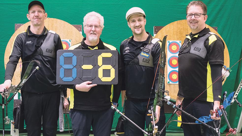 Jascha Nieland (von links), Peter Gerdes, Henrik Elsasser und Frank Otten bilden das Bogenschützen-Team des SV Leer.  © Foto: privat