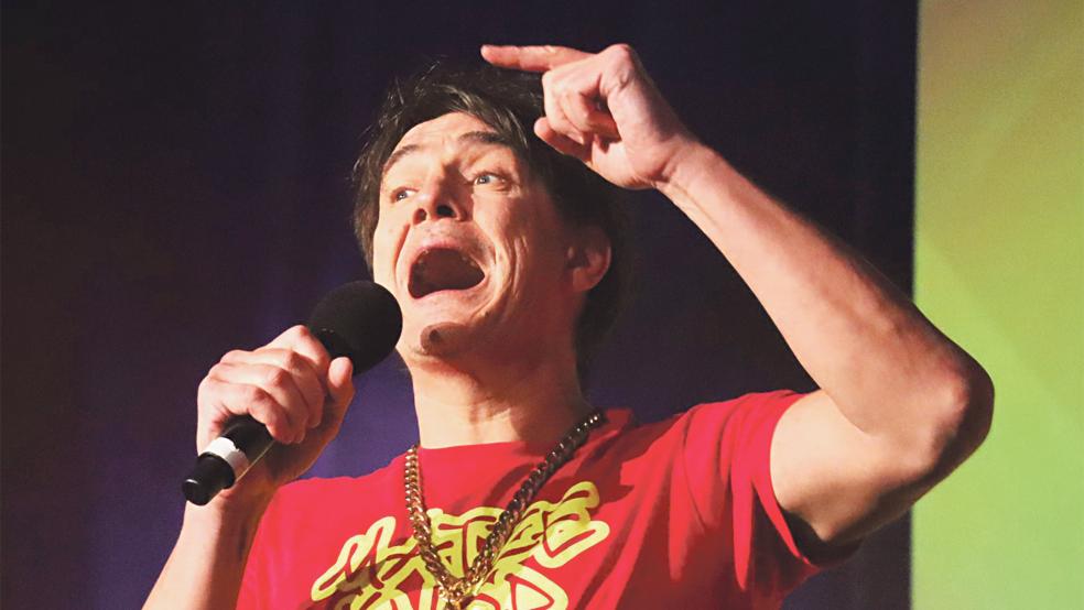 In seinem humoristischen Element: Matze Knop bei seinem Auftritt in der Ledastadt.  © Foto: Ammermann