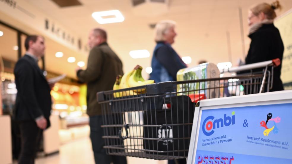 Immer freitags gibt es in Pewsum von 18 bis 20 Uhr die Möglichkeit, im Combi in Stille einzukaufen. © Penning/dpa
