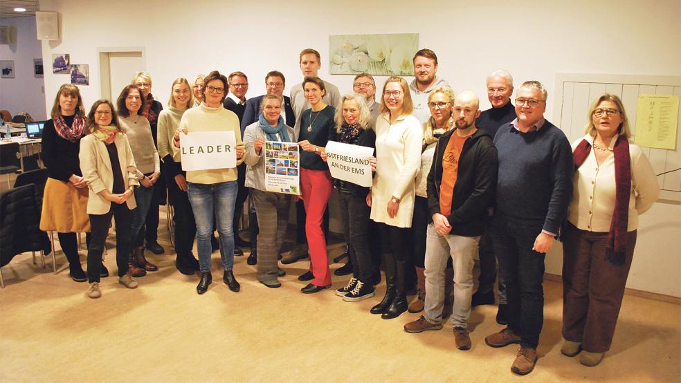 Die lokale Aktionsgruppe der LEADER-Region Ostfriesland an der Ems traf sich jetzt mit dem neuen Regionalmanagement im Dorfgemeinschaftshaus in Boekzetelerfehn. Ansprechpartnerinnen für Förderprojekte sind ab sofort Heike Brunken-Winkler (ganz rechts) sowie Karina Töben und Julia Nahrath (ganz links).  © Foto: Planungsbüro ARSU GmbH