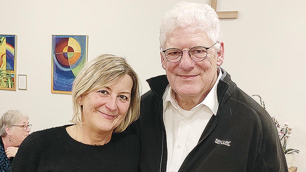 Pastor Bernd Passarge und Ehefrau Tatjana (»Tati«) fühlen sich im Rheiderland schon pudelwohl.  © Foto: Himstedt