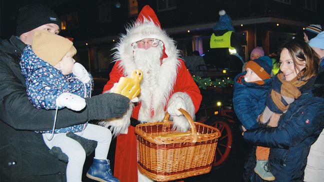 Kinder warten ungeduldig auf den Nikolaus