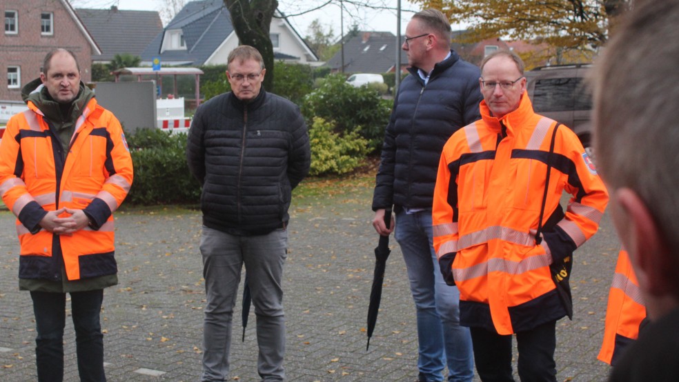 Die Beschwerden - hier Behördenchef Frank Buchholz (links) beim Gespräch mit Bürgern in Möhlenwarf - haben offenbar Wirkung gezeigt. © Busemann