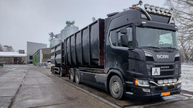 Schrott-Transport mit massiver Überladung