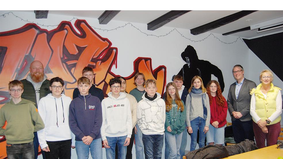 Die Kandidaten für den Jugendrat in Weener: (von links) Dorian Herrmann (16), neben ihm Kim Kanschat, Ilias Michel (13), Torben Dreesmann (13), Sönke-Rikus Sonnenberg (16), Yassir Moha Michel (15), Shaqayaq Afzali (16), Marieke Koetsier (14), Evan Erik Vollborth (13), Sonka Marie Fresemann (16), Felix von Garrel (13), Louise Koetsier (13) und Paula Sophie Plöger (16). Neben ihr Heiko Abbas und Angelika Janßen-Harms. Es fehlt Milena-Sophie Fabienne Schubert (14).  © Foto: Hoegen