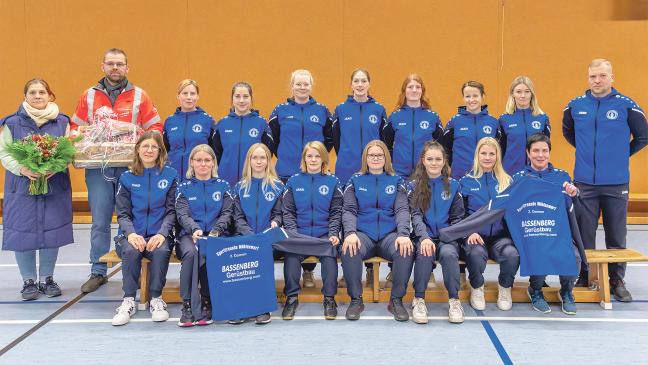 Möhlenwarfs 2. Damen erhält neue Präsentationsanzüge