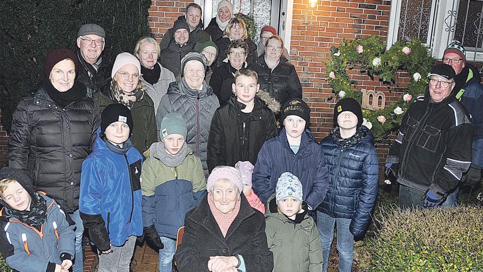 Ihre Nachbarn in Bingum ließen es sich nicht nehmen, mit der 100-jährigen Hilke Berk zu feiern. © Wolters