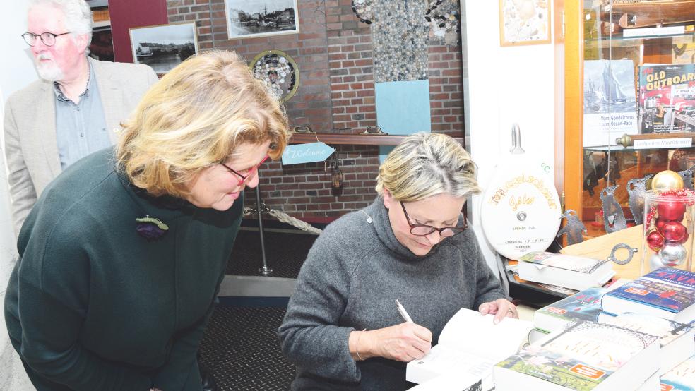 Elisabeth Hermann gab nach der Lesung noch fleißig Autogramme.  © Foto: Eden