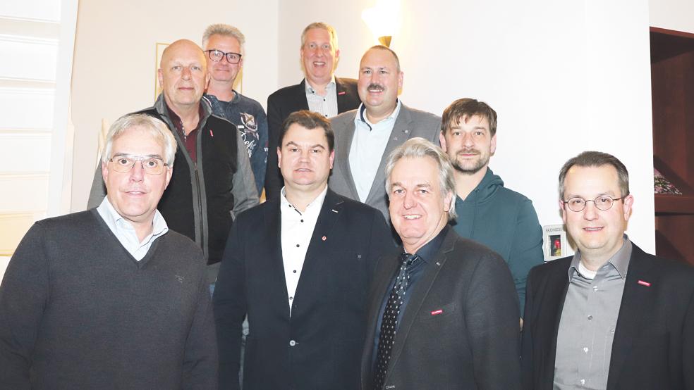 Geschäftsführer Thomas Dreesmann (rechts) und Kreishandwerksmeister Heiner Heijen (2. von rechts) kümmern sich gemeinsam mit dem weiteren Vorstand um die Belange der Kreishandwerkerschaft LeerWittmund.  © Foto: Kreishandwerkerschaft