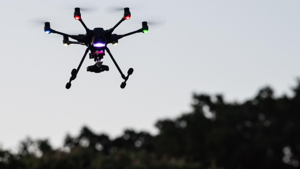 Mit insgesamt vier Drohnen, die mit Wärmebildkameras ausgestattet siind, suchen Feuerwehrleute nach dem vermissten 82-Jährigen. © Pförtner (dpa/Symbolfoto)