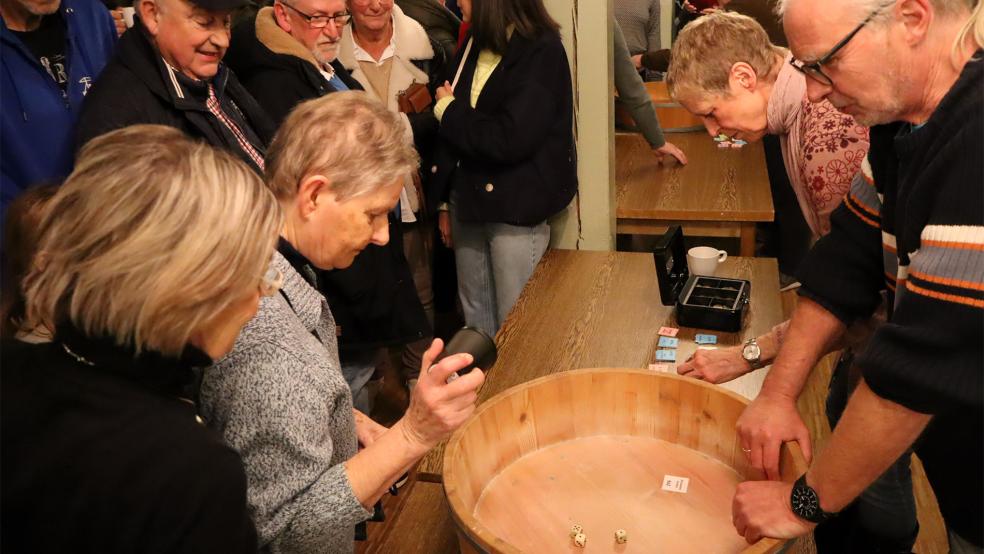 Im Klottje-Huus des Heimatvereins an der Neuen Straße in Leer war es am Abend vor dem Nikolausfest rappelvoll. An drei Tischen konnte mit einem Einsatz von einem oder zwei Euro um den Gewinn geknobelt werden.  © Foto: Ammermann