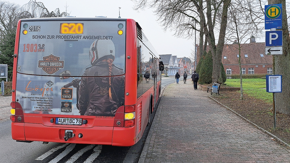 Während der Woche - wie hier gestern Mittag an der Haltestelle beim Krankenhaus in Weener - soll es auf der Buslinie 620 nicht zu Einschränkungen kommen.  © Foto: Szyska