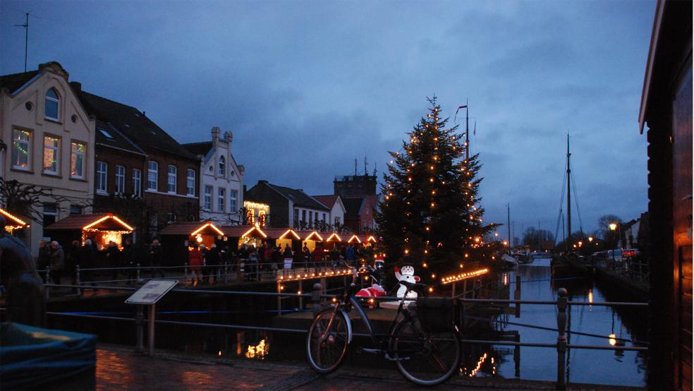 Eine kleine Budenstadt wird auch am kommenden Wochenende wieder die Gäste des Adventsmarktes am Hafen in Weener willkommen heißen.  © Archivfoto: Kuper