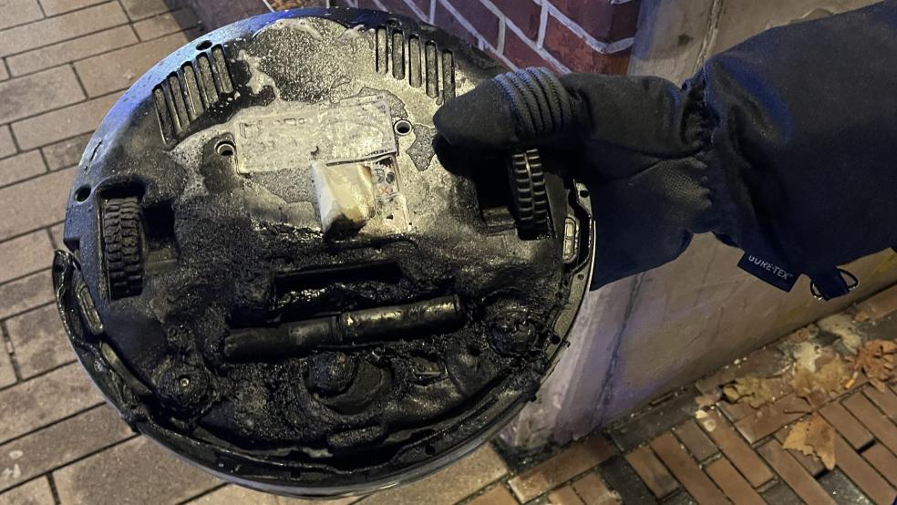 Ein Atemschutztrupp der Feuerwehr beförderte das Haushaltsgerät ins Freie. © Feuerwehr Aurich