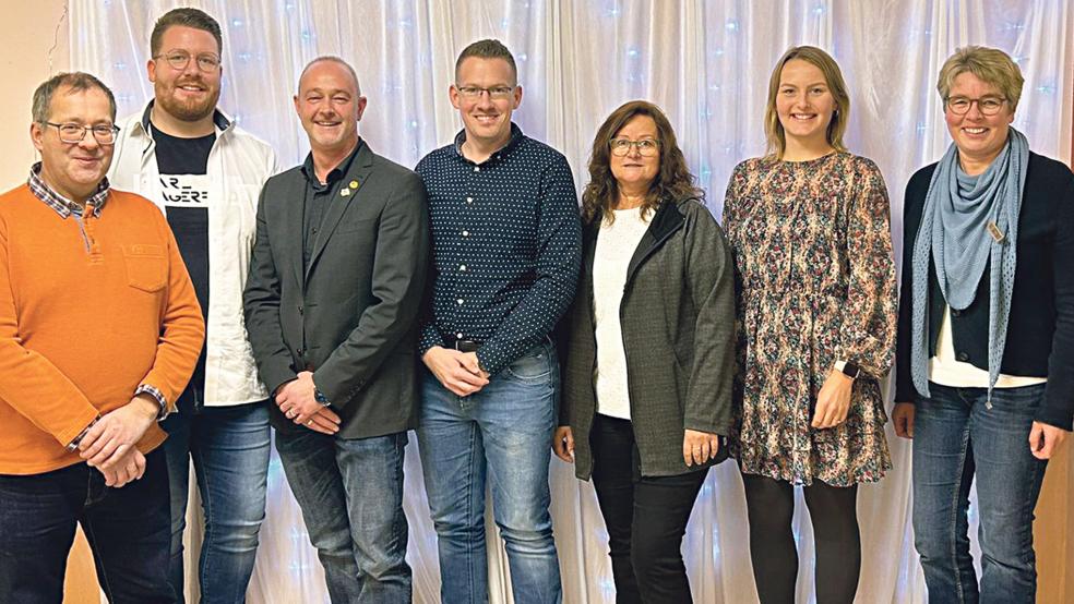 Der neue Vorstand (von links): Hajo de Boer, Marcel Müller, Ingo Schmidt, Dennis Janssen, Jannette de Boer, Wiebke Sonnenberg und Heidi Giese. Es fehlen Lars de Buhr und Sonja de Buhr.  © Foto: TMV