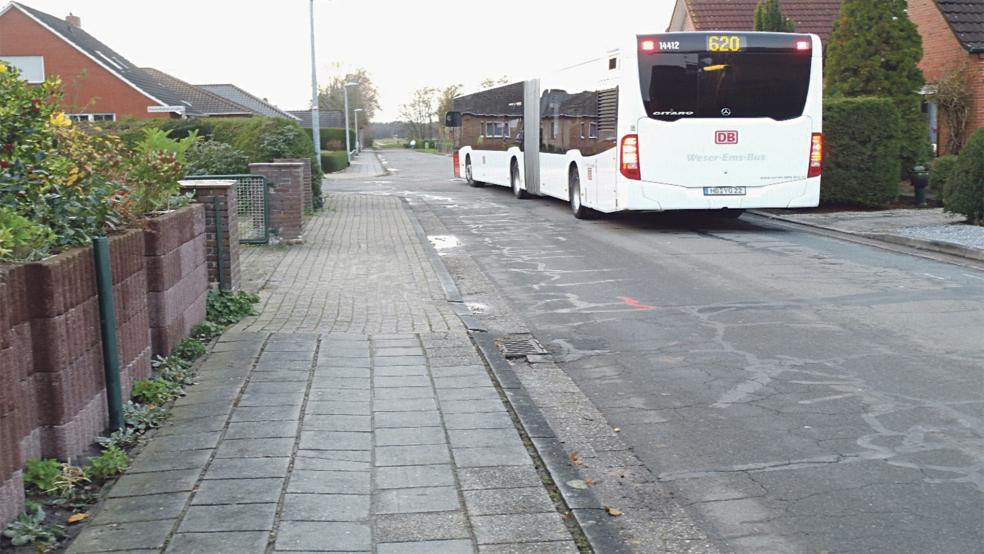 Linienverkehr auf der Straße »Zum Koppelwege«: Ein Gelenkbus schlängelt sich durch die Wohnsiedlungen. © privat