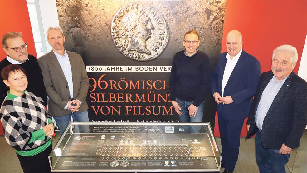 Freuen sich über die Ausstellung der Silbermünzen im Heimatmuseum Leer (von links): Anke Schlingmann und Günter Podlich (Heimatverein Leer), Museumsleiter Oliver Freise, Archäologe Dr. Jan Kegler sowie Bürgermeister Claus-Peter Horst und der Präsident der Ostfriesischen Landschaft Rico Mecklenburg.  © Foto: Ammermann