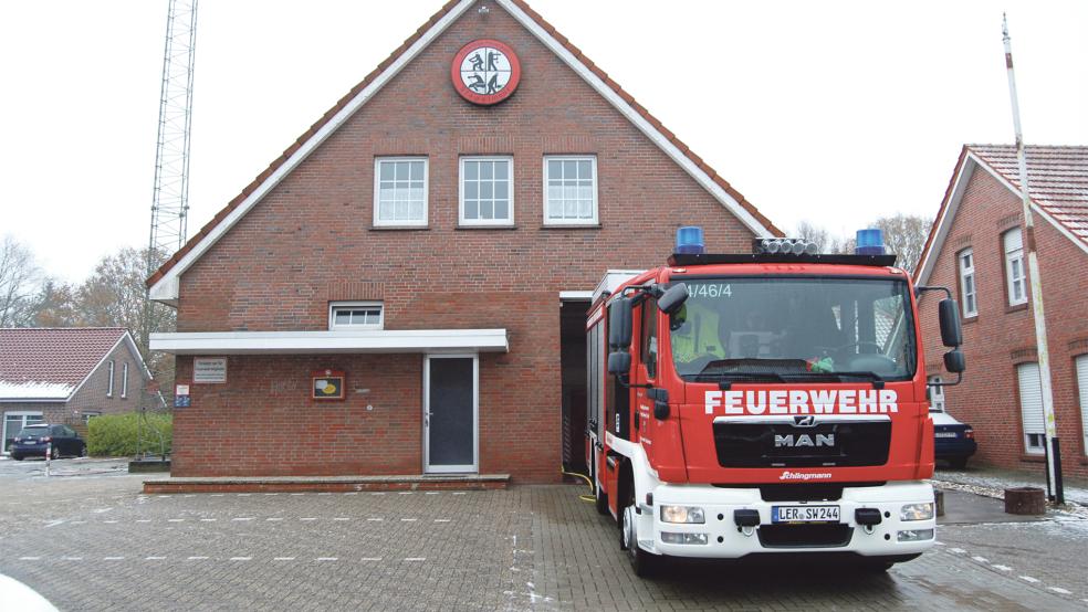 Das alte Feuerwehrhaus in Stapelmoor ist in den 1980er Jahren gebaut worden und entspricht nicht den heutigen Anforderungen. Vor dem Gebäude parkte gestern das Einsatzfahrzeug der Wehr vom Typ HLF 10, es ist seit drei Jahren im Dienst.  © Fotos: Hoegen