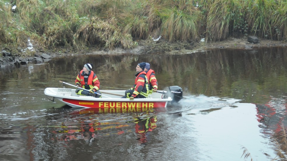 Die Feuerwehr Warsingsfehn fuhr auf der Suche nach dem Vermissten seit Freitagmittag mit einem Boot den gesamten Randkanal ab, hier im Bereich der Autobahn in Veenhusen. © Wolters